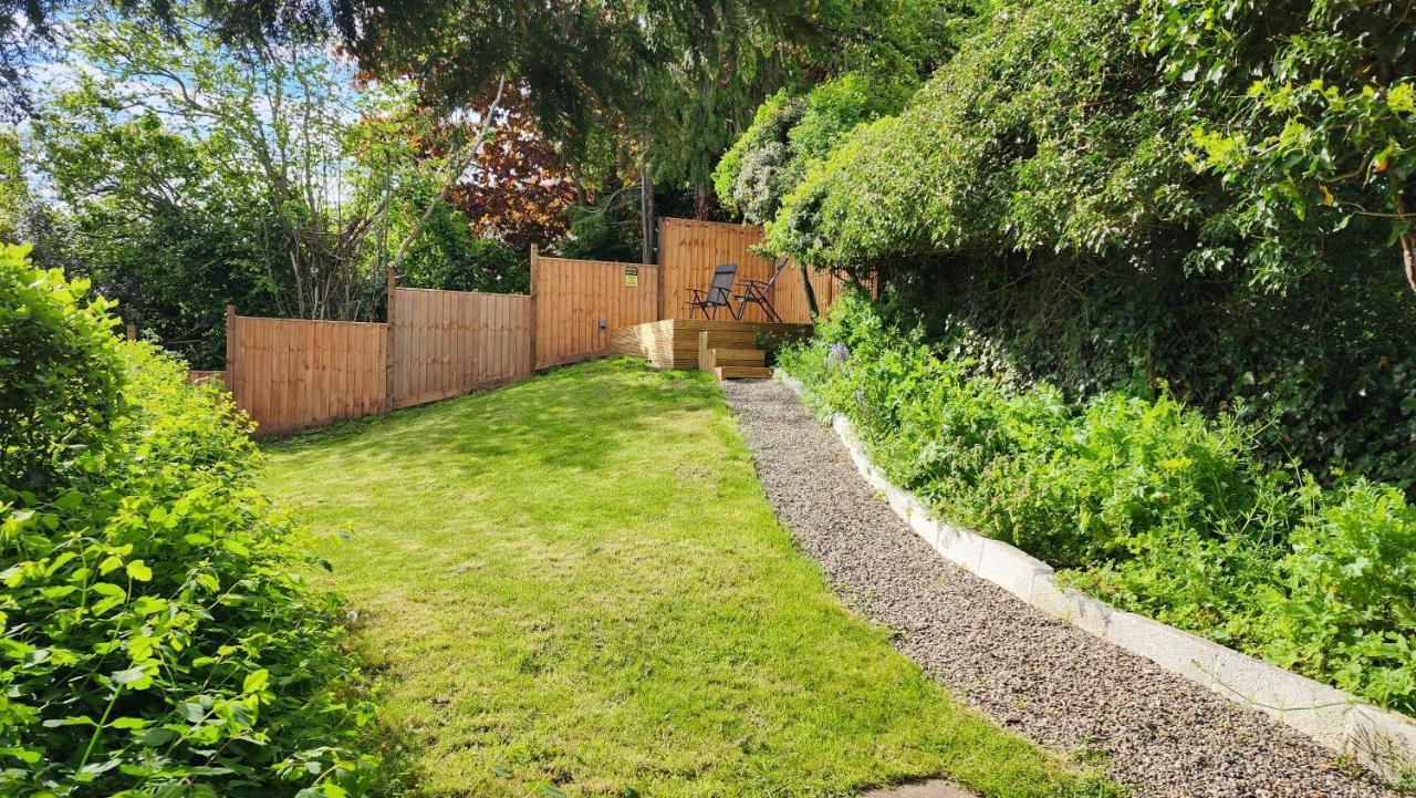 Вилла Beautiful House And Elevated Garden In Бриджнорс Экстерьер фото